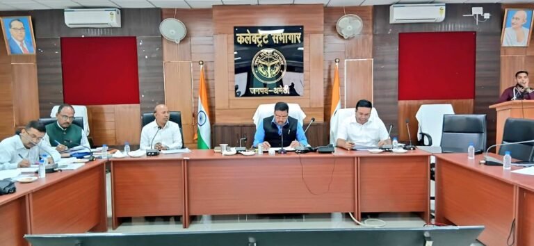 जनपद में चल रहे निर्माण कार्यों की डीएम ने की समीक्षा।